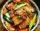 做回锅肉时，直接下锅炒就错了，记住3个技巧，猪肉鲜香入味不腻