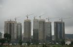销售惨淡，股市却走高，房地产市场传递出什么信号