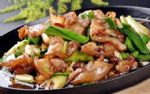 回锅肉口味独特，色泽红亮，肥而不腻，是大众首选的家常菜