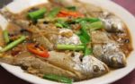 清蒸杂鱼，掌握这几个技巧，鱼肉鲜嫩不腥，饭店大厨看了都点赞！