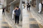 外籍男子拒戴口罩还辱骂攻击防疫人员 西安警方：行政处罚并限期出境