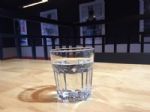 家里的自来水有很多水垢，颜色发白还能不能喝？烧开后放心喝