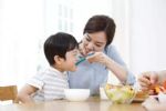如何帮孩子度过免疫缺陷期？专家：科学营养喂养来助力