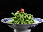 炒菜时什么时候放盐？5个关键时机把握好，菜香味美很下饭