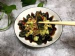 吃松花蛋时，需要先煮熟再凉拌？看看大厨怎么说，别再闹笑话了