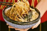 煮“面条”时，最忌水开下锅，面馆老板传授1招：这样做面条爽滑劲道