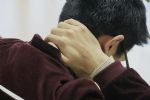 年轻人喜欢上厕所时玩手机，时间一长，哪些部位可能会受到损伤？